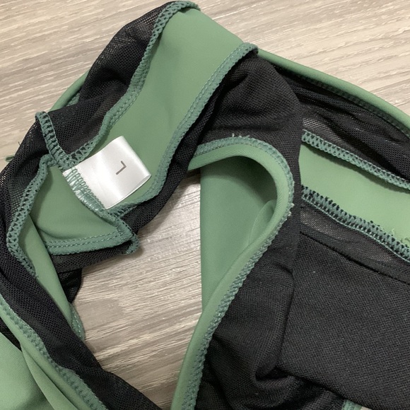 Bikini 2 different bottoms size large and top small - Picture 7 of 8